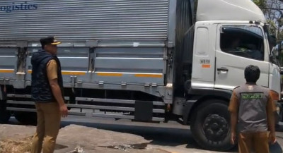 Berita Pemkab Batang Camat Subah Beri Edukasi dan Sosialisasi Bagi Sopir Truk Parkir di Pinggir Jalan