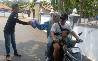 Semangat Kesaktian Pancasila, Pemuda Makam Kadilangu Berbagi Sayuran