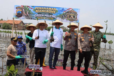 Berita Pemkab Batang Cegah Abrasi dan Rob, Kapolda Jateng Tanam Mangrove di Batang