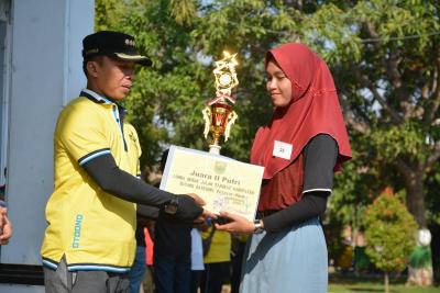 berikan-penghargaan-kepada-atlet-popda