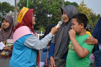 berikan-pertanyaan-kepada-warga