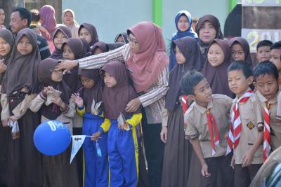 sambut-peserta-jalan-sehat