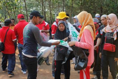 bagikan-kantong-sampah