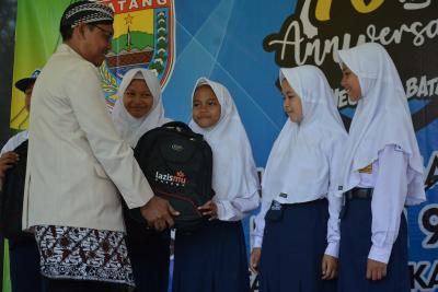 berikan-bantuan-perlengkapan-sekolah