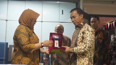 berikan-cinderamata-kepada-bupati-batang