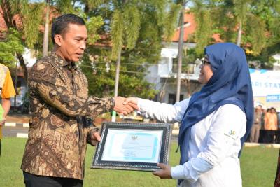 beri-piagam-penghargaan