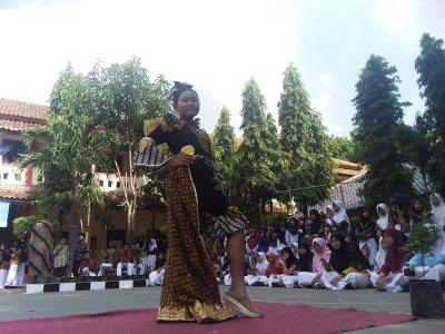 fashion-show-hari-batik-nasional