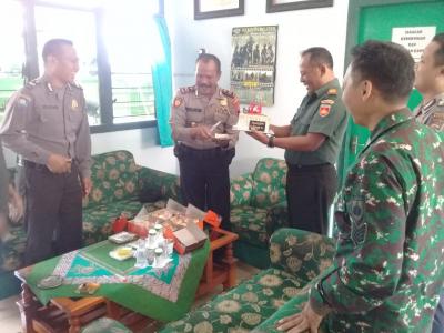 hut-tni-ke-74-kapolsek-beserta-anggotanya-beri-kejutan-makoramil-04-bawang