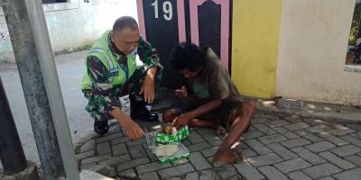 kepedulian-babinsa-kepada-tunawisma-di-batang