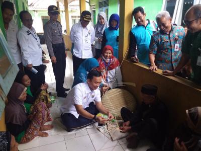 belajar-membuat-wayang-bambu