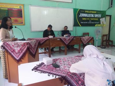 bawa-nama-baik-sekolah-lewat-tulisan