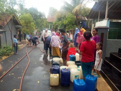 pendistribusian-air-bersih-bagi-warga-terdampak-kekeringan-di-batang