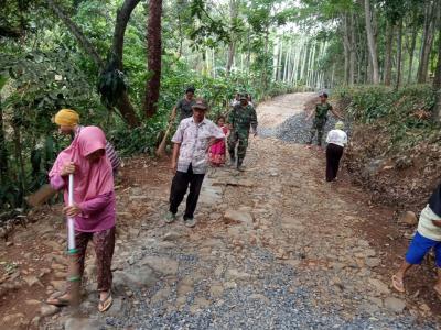 semangat-kaum-ibu-di-batang-bantu-bersihkan-jalan-beraspal
