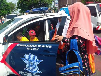 naik-mobil-polisi-lalulintas