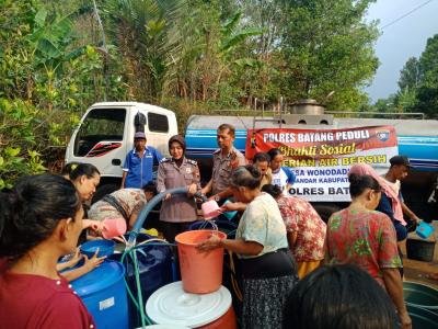polres-batang-alirkan-air-bersih-bagi-warga-terdampak-kekeringan