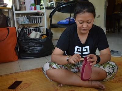 kerajinan-sepatu-rajut