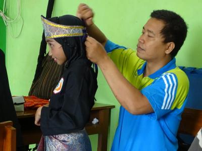 pakaikan-ikat-kepala