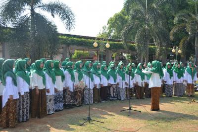 nyanyikan-lagu-mars-santri