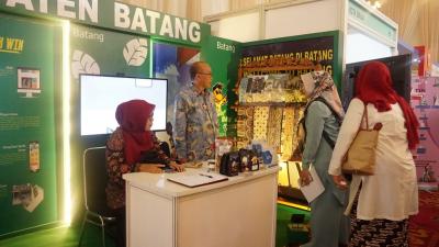 berkunjung-ke-stand-pemkab-batang
