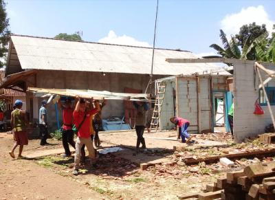 pmi-batang-rehab-rumah-roboh-akibat-tertimpa-pohon