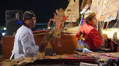 bantu-dalang-persiapkan-wayang