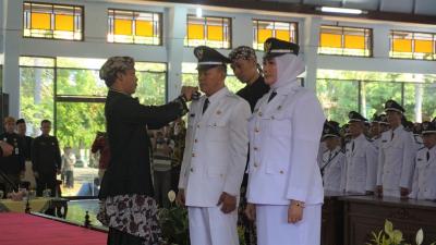 penyematan-pangkat-tanda-jabatan