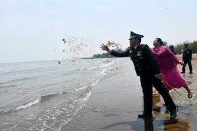 tabur-bunga-di-pantai