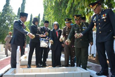 Kodim 0736 Batang Ziarah Kubur Bentuk Rasa Hormat Pada Pahlawan