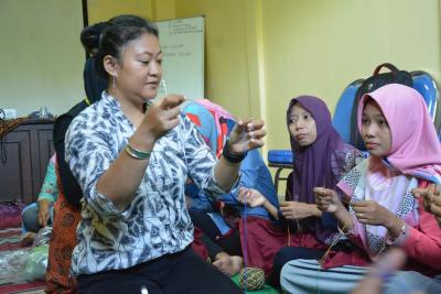 beri-contoh-memasukkan-benang