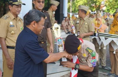berikan-piala-juara-lomba-poster