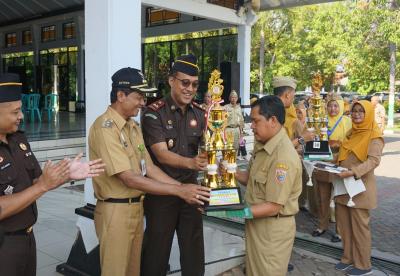 berikan-piala-juara-lomba-lbs