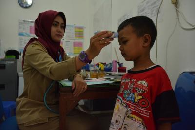 ukur-suhu-tubuh-pasien