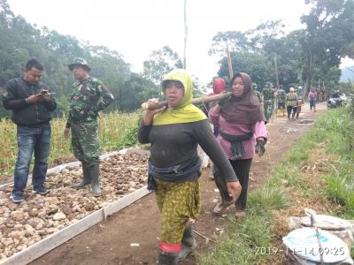 semangat-perempuan-jambangan-membangun-desa