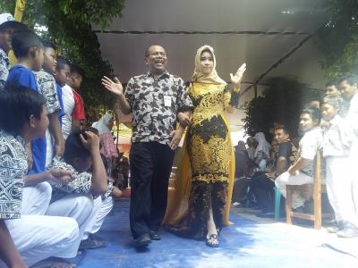 dampingi-anak-didik-peragakan-busana