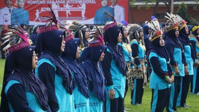 pakai-aksesoris-kesenian-tambahan