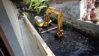 keruk-sungai-yang-dangkal