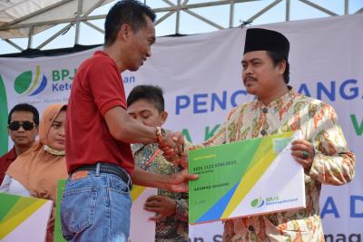 penyerahan-bukti-kepesertaan-bpjs-ketenagakerjaan