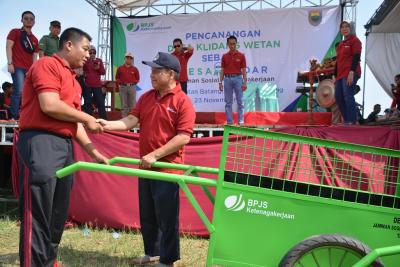 berikan-bantuan-gerobak-sampah