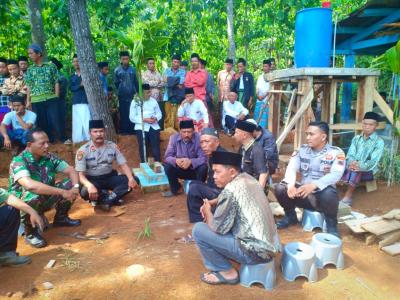danramil-04-bawang-batang-hadiri-pemakaman-kepala-desa