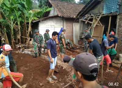 koramil-02-limpung-bantu-bedah-rumah-tidak-layak-huni-di-batang