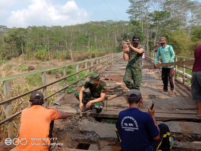 danramil-12-tulis-pimpin-perbaikan-akses-jembatan-dua-desa