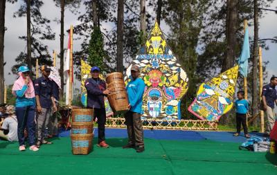 gerakan-selamatkan-lingkungan-dengan-pembagian-keranjang-sampah-bambu
