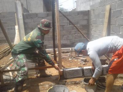 kerjasama-babinsa-dan-warga-renovasi-rtlh-di-batang