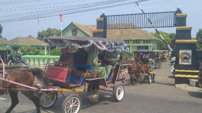purnatugas-sejumlah-anggota-kodim-0736-batang-diarak-dengan-andong