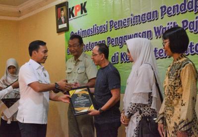 BERIKAN PIAGAM PENGHARGAAN KEPATUHAN PAJAK HIBURAN