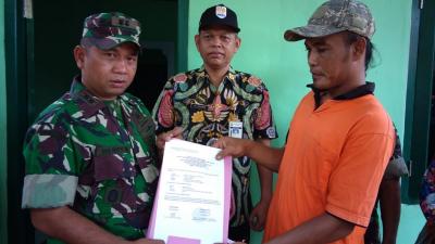 warga-kauman-terima-kunci-rumah-baru-dari-dandim-batang