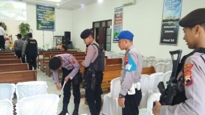 Pastikan Keamanan, Kapolsek Limpung Pimpin Sterilisasi Gereja