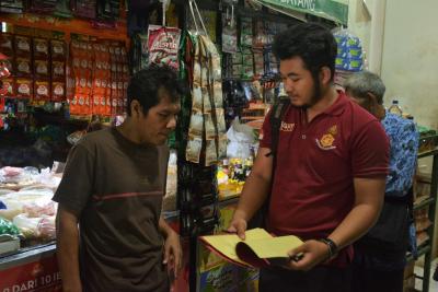 memperlihatkan-surat-ijin