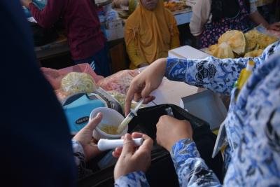 ambil-contoh-makanan-untuk-diperiksa