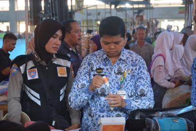 teteskan-cairan-reagen-penguji-boraks